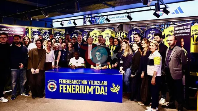 Fenerbahçeli Yıldızlar İmza Gününde Taraftarlarla Buluştu