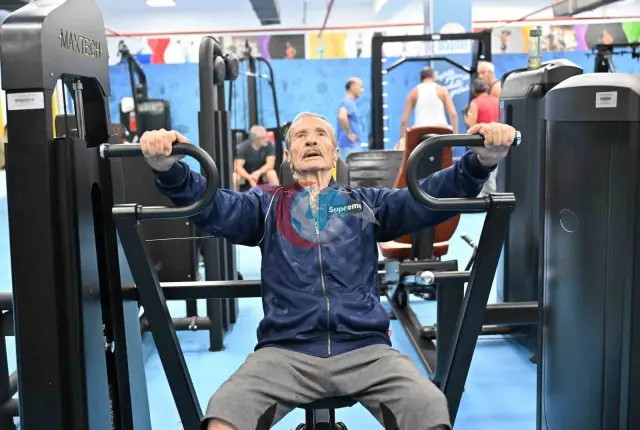 86 Yaşındaki Enerjik Dede, Gençlere Örnek Oluyor