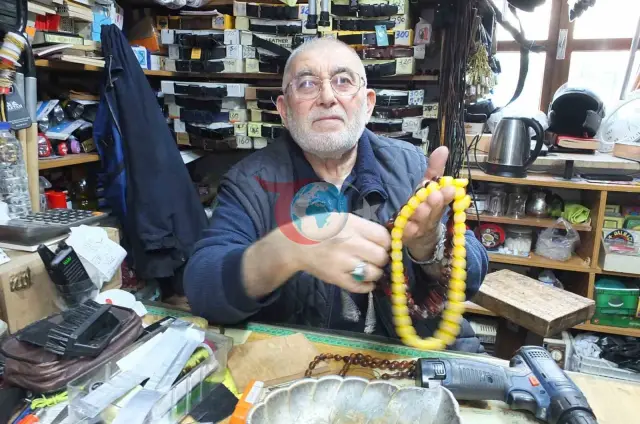 Balıkesir'de 71 Yaşındaki Cevat Dede Tespih Dizerek Geçimini Sağlıyor