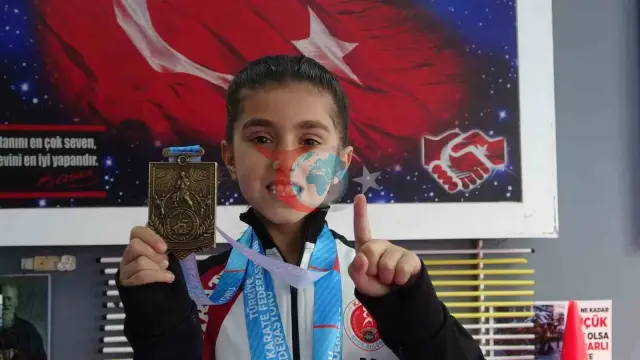 Minik Karateci Zeynep, 7 Yaşında Türkiye Şampiyonu Oldu