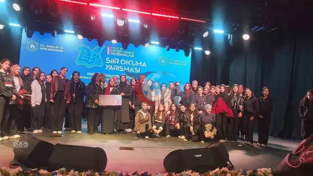 Akyakalı Aleyna Kurtbaş Şiir Yarışmasında Birincilik Elde Etti
