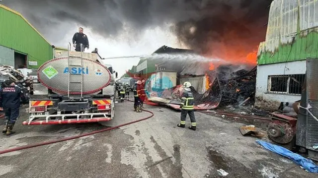 Adana'da Geri Dönüşüm Tesisinde Yangın Çıktı: İtfaiye Seferber Oldu