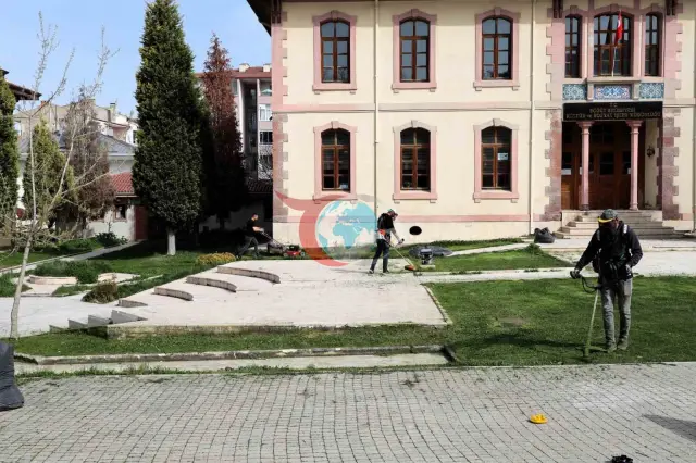 Söğüt'te Yeşil Alanlar İçin Çim Biçme Mesaisi