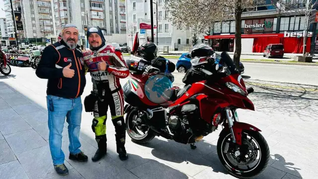 Motosikletle Binlerce Kilometre Aşarak Umre Yaptılar