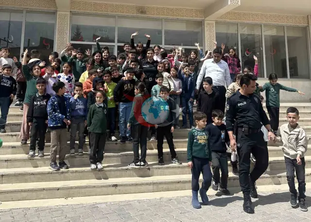 Nusaybin'de Polisler ve Öğrencilerden Sıcacık Anlar