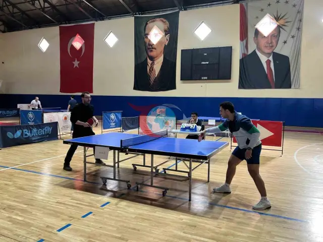 Vezirköprü'de Sağlık Çalışanları Arasında Çekişmeli Masa Tenisi Turnuvası