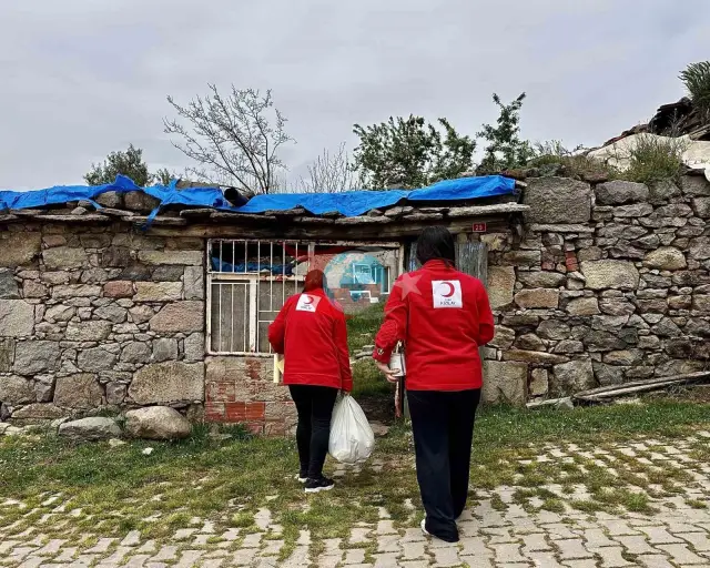 Türk Kızılay Manisa'dan Üç Mahalleye Gıda Yardımı