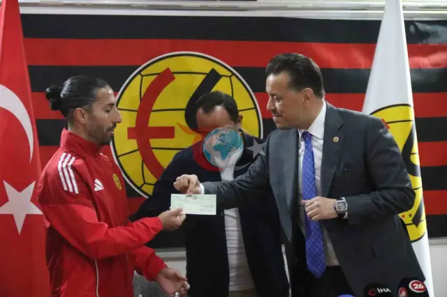 Milletvekili Hatipoğlu’ndan Eskişehirspor’a Büyük Destek: 5 Milyon TL Primi Teslim Etti