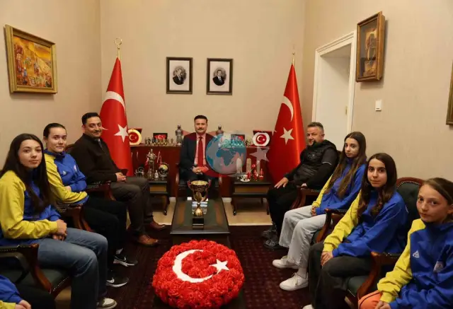 Gökçeada'nın Başarılı Kızları Kaymakam Tarafından Ağırladı