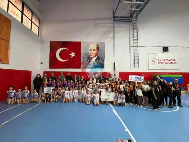 Alaşehir'de 23 Nisan Coşkusu: Minik Cimnastikçiler Sahnedeydi