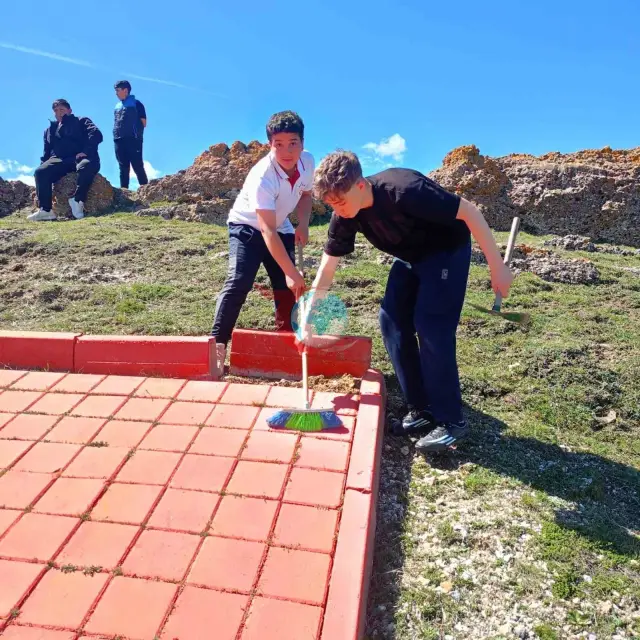 Seyitömer Ortaokulu Öğrencilerinden 23 Nisan'a Anlamlı Katkı
