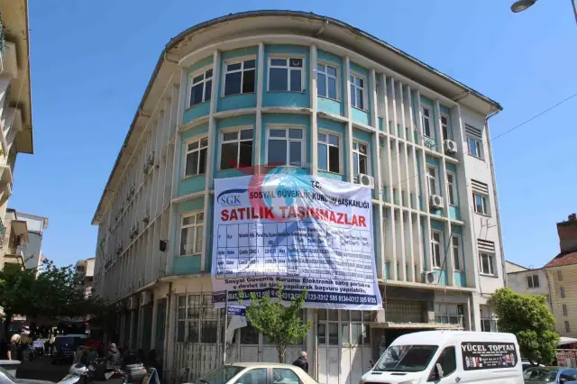 Aydın'daki Tescilli SGK Binası İlan Panosuna Dönüştü