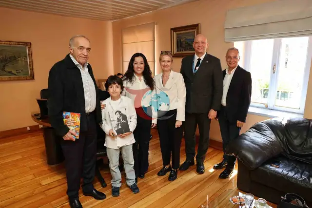 Genç Yazar Uzay Kaan İzmir'de İlk Kitabını Tanıttı