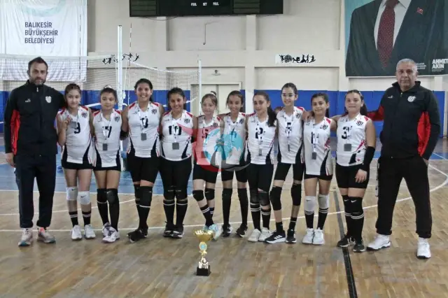 Burhaniye'nin Minik Voleybolcuları Körfez'de Zirveye Çıktı
