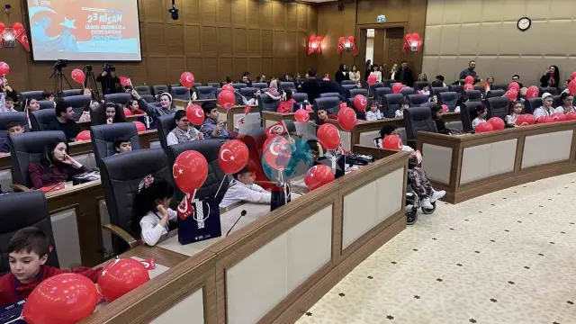 Bursa'da Çocuklar Meclis Koltuklarında: Geleceğin Liderleri İş Başında
