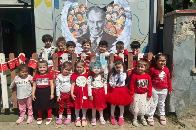 Efeler'de Minikler 23 Nisan Coşkusunu Doyasıya Yaşadı