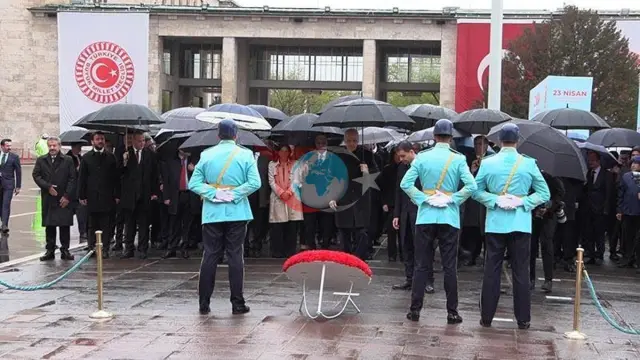 Kurtulmuş, TBMM'de Atatürk Anıtı'na Çelenk Sundu