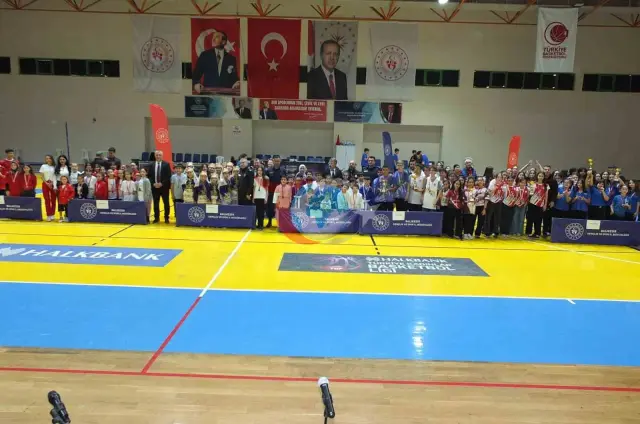 Burhaniye'de Çocuk Sporları Şenliği Ödüllerle Son Buldu