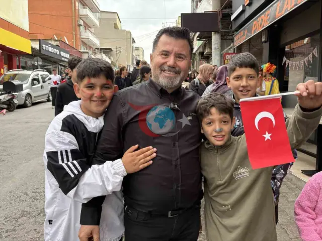 İzmir'de Anlamlı 23 Nisan Etkinliği: Binlerce Çocuğa Pide ve Bayrak Dağıtıldı