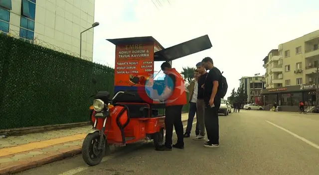 Yasin Mansuroğlu’nun 1 Metrekarelik Motosikletinde Nohut Dürüm Keyfi