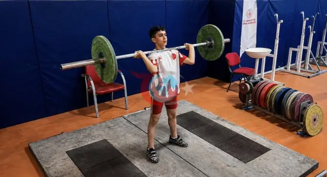 12 Yaşındaki Halterci Osman Oğur Türkiye Şampiyonu Oldu