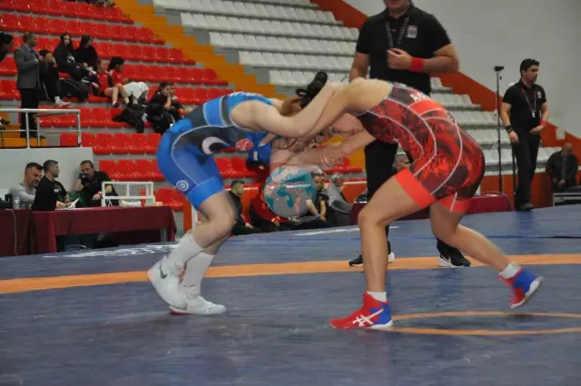 Kars'ta U15 Türkiye Güreş Şampiyonası Tüm Hızıyla Devam Ediyor