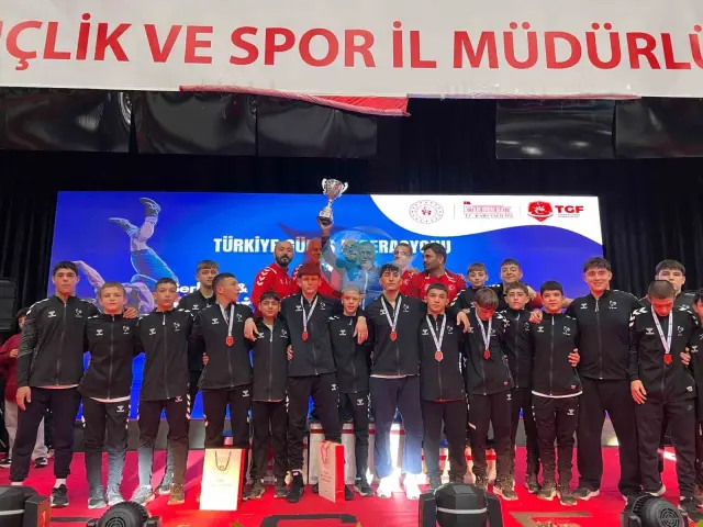 Denizli'nin Genç Güreşçileri Türkiye'de Zirveye Çıktı