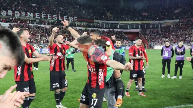 Eskişehirspor'un Zafer Coşkusu: Çiftetelliyle Kutlama