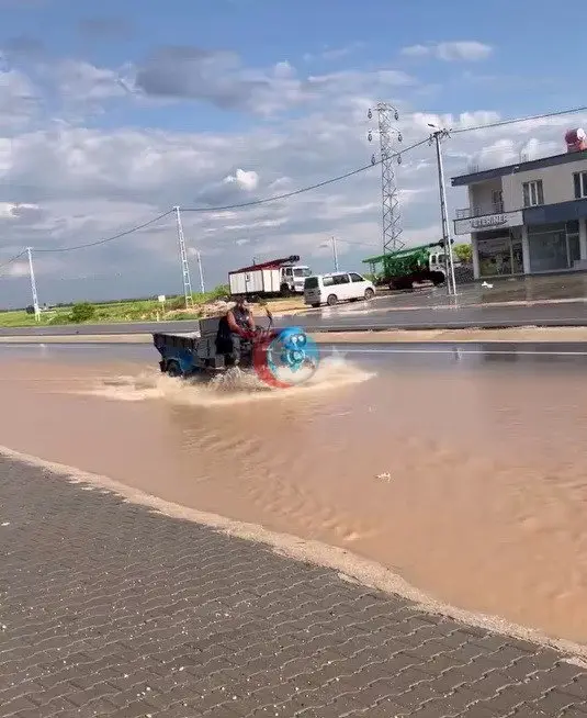 Kahta'da Yağmur Yolları Kapladı, Araçlar İlerlemekte Zorlandı
