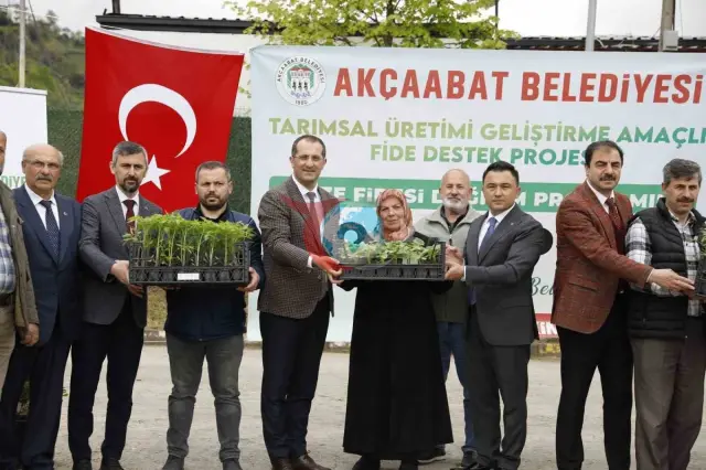 Akçaabat Belediyesi'nden Çiftçilere 25 Bin Sebze Fidesi Desteği