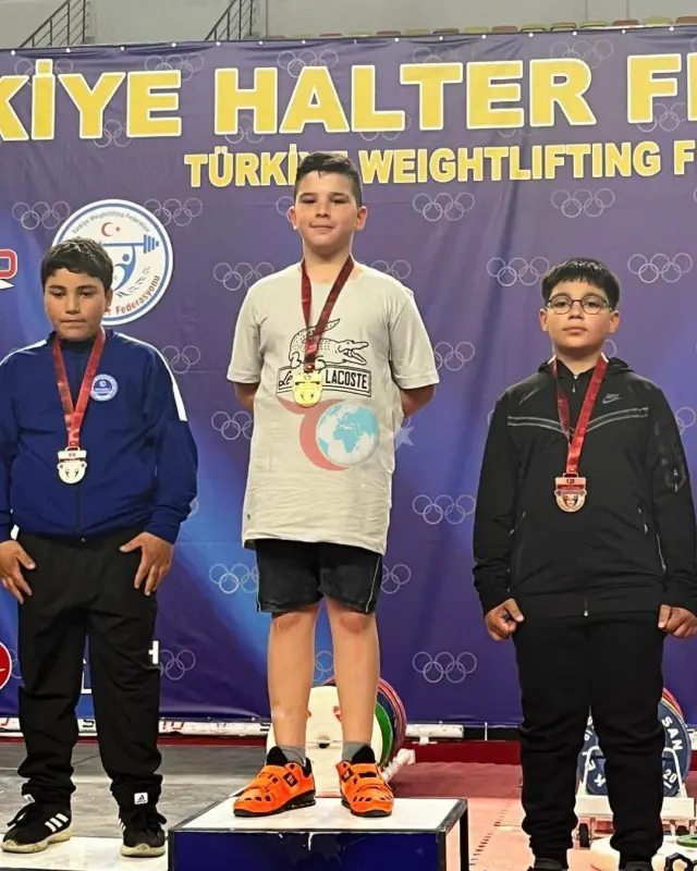 Mustafa Uyan, U15 Türkiye Halter Şampiyonası'nda Altın Madalya Kazandı