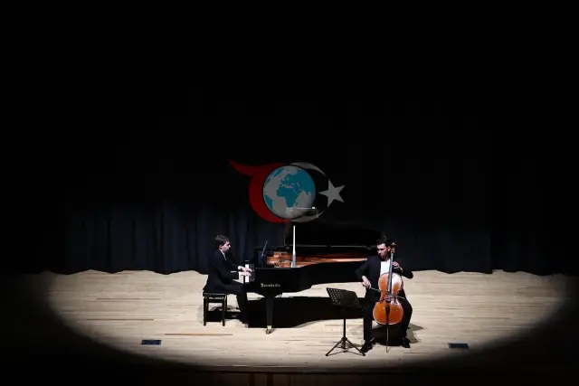 Denizli'de Büyüleyici Çello ve Piyano Gecesi