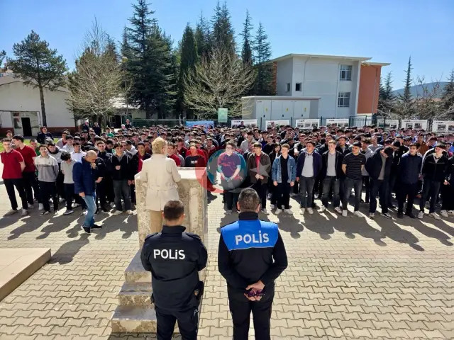 Bilecik'te Öğrenciler Sosyal Medya Güvenliği Konusunda Bilinçlendirildi