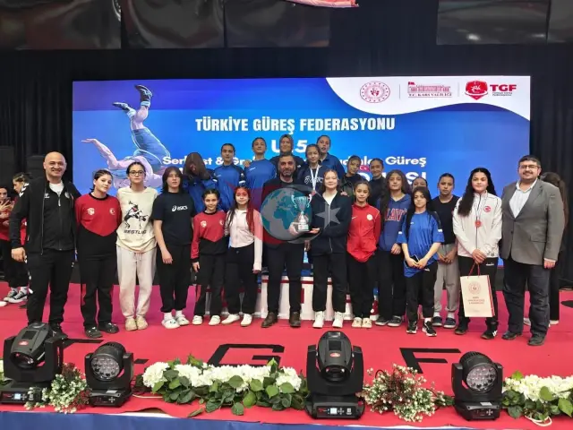 Afyonkarahisar'ın Genç Güreşçileri Kars'tan Madalyalarla Döndü