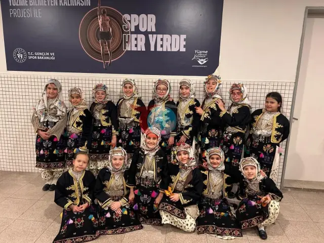 Kütahya Belediyespor Halk Oyunları Ekiplerinden İzmir'de Çifte Zafer