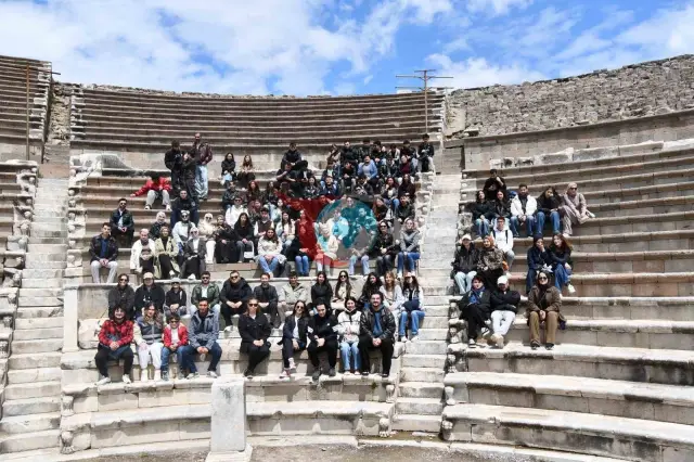Üniversiteliler Bergama ve Ödemiş'in Tarihi İzlerini Keşfetti