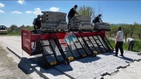 Çivril Belediyesi, Modern Parke Serme Makinesi ile Yol Çalışmalarını Hızlandırıyor