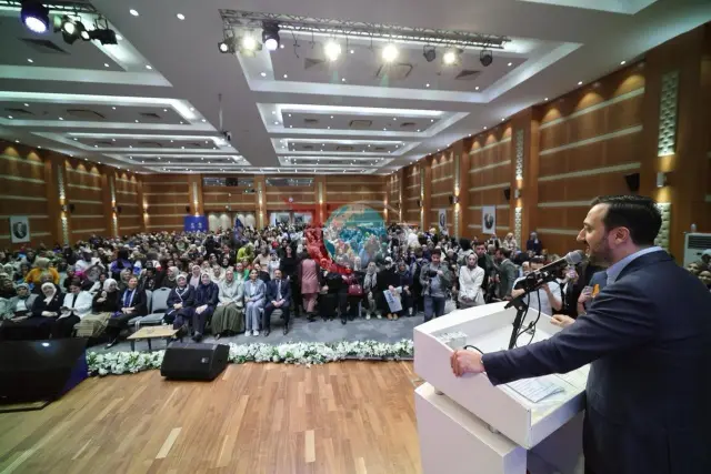Erdogan AK Partiýanyň Stambuldaky Zenanlar bölüminiň ýygnagyna telefon arkaly gatnaşdy.