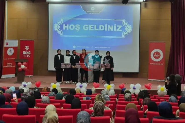 Bayburt'ta Gençler Yıl Sonu Etkinliğinde Bir Araya Geldi