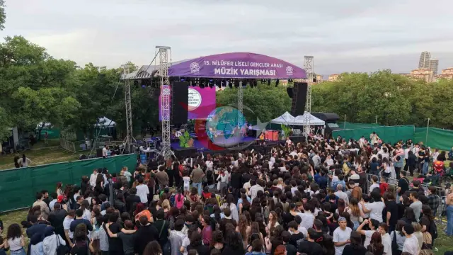 Gənclər 15-ci Nilüfer Liseyi Musiqi Yarışmasında səhnəyə çıxdılar.
