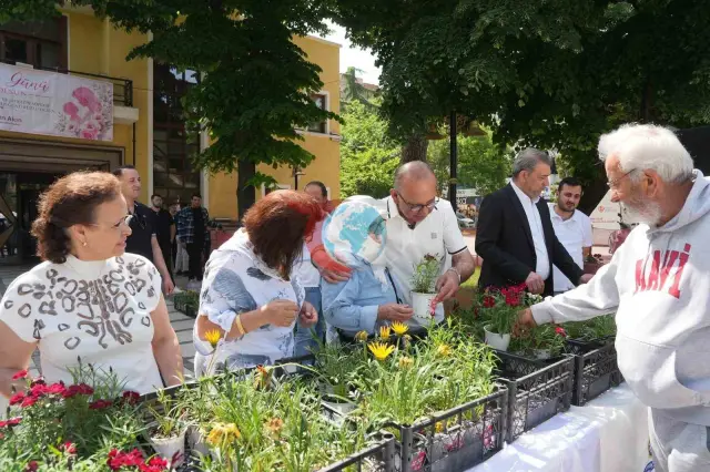 Hokim Akin Turgutluda Onalar kunida mazmunli yig'ilish uyushtirdi