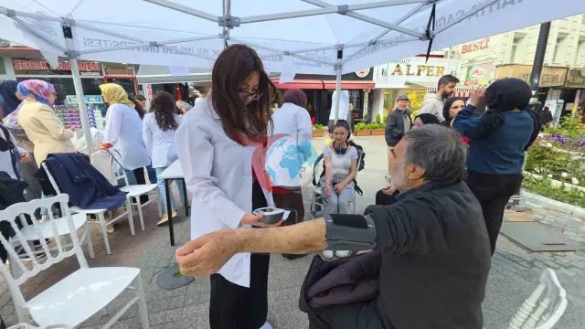 Kütahya'da Sağlık Bilinci Etkinliği: Ebelik Bölümü Öncülüğünde