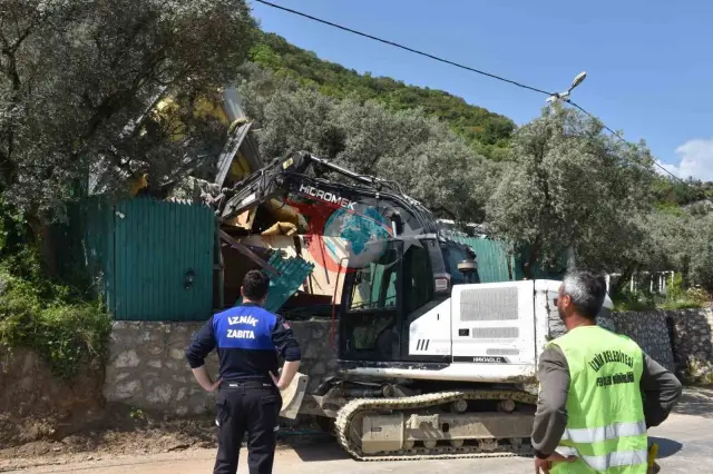 İznik'te Kaçak Yapıların Yıkımı Hız Kesmeden Devam Ediyor