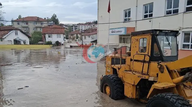 Samsun'da Sağanak Yağış: Yollar Suya Teslim, Araçlar Selde Sürüklendi