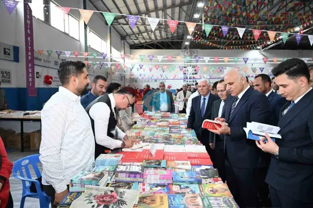 Vali Zorluoğlu Çermik Kitap Fuarı'nda Yazarlarla Buluştu