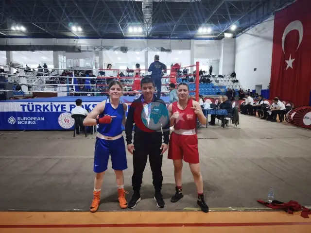 Kütahya Belediyespor Boks Şampiyonası'nda Çifte Madalya Kazandı