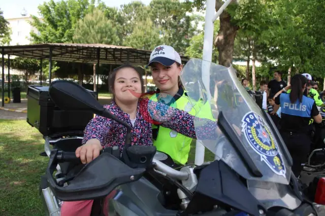 Aydın'da Özel Çocuklara Polislerden Anlamlı Ziyaret