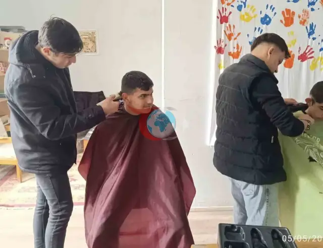 Altıntaş'ta Kuaför Öğrencilerinden Anlamlı Destek