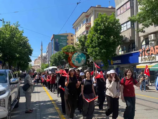 Eskişehir'de Gençlik Haftası Yürüyüşü Coşkuyla Kutlandı