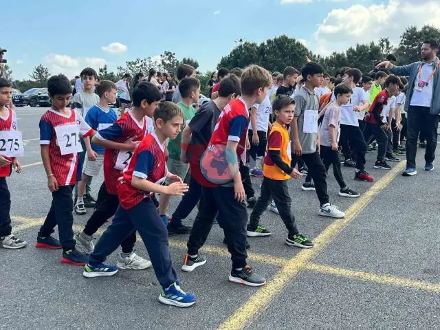 Genç Sporcular Ümraniye'de Kros Parkurunda Yarıştı